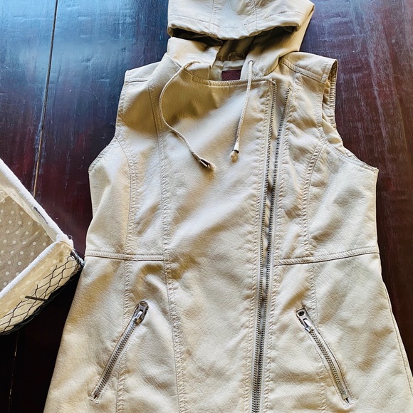 Cute little zipper vest🌸🌻 - Picture 3 of 8